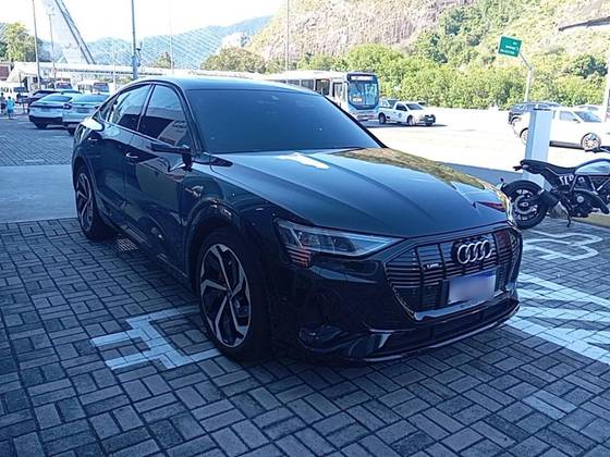 AUDI E-TRON ELÉTRICO PERFORMANCE BLACK QUATTRO